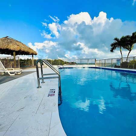 Ragged Edge Resort & Marina 아일라모라다 외부 사진