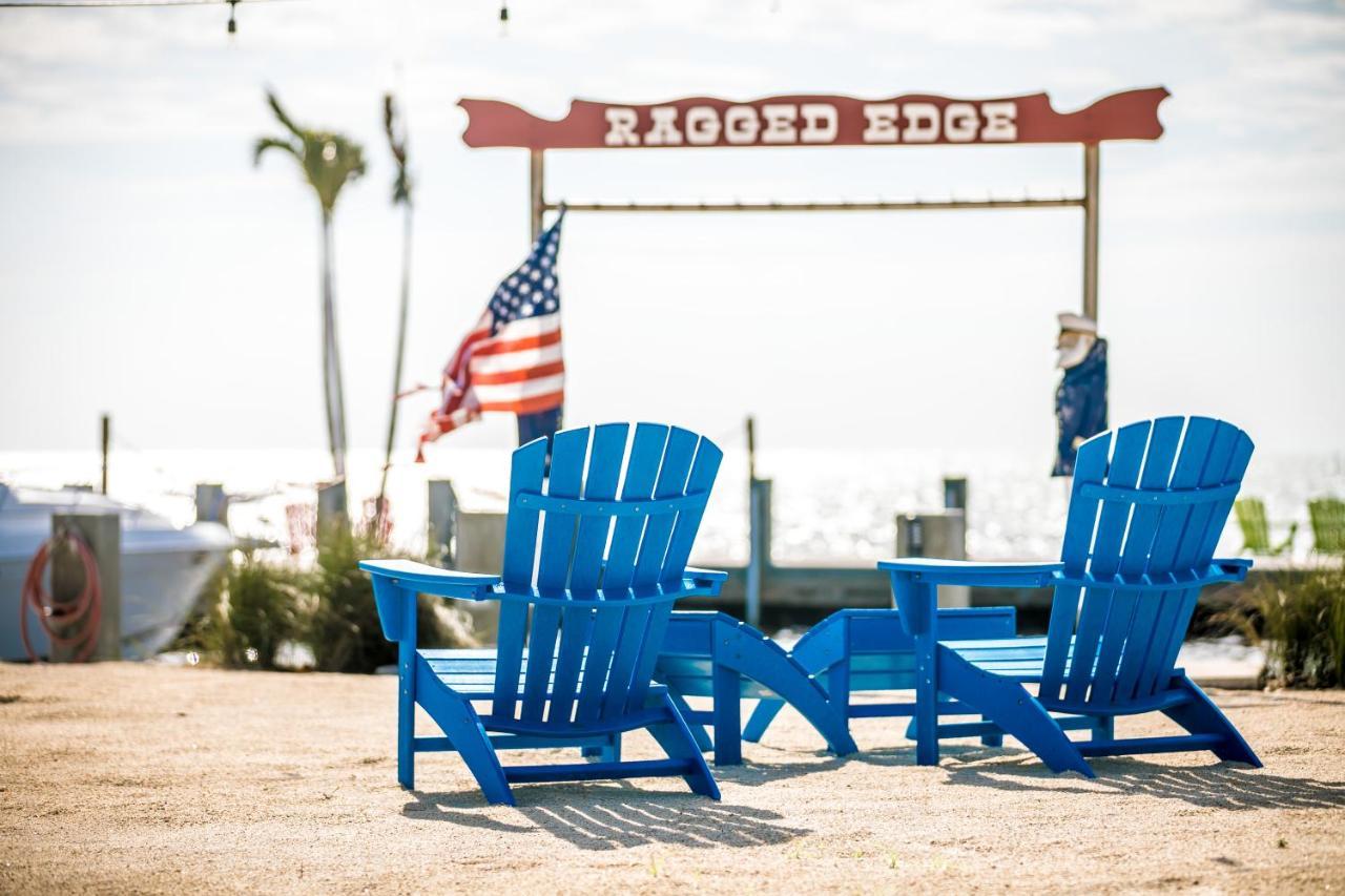 Ragged Edge Resort & Marina 아일라모라다 외부 사진